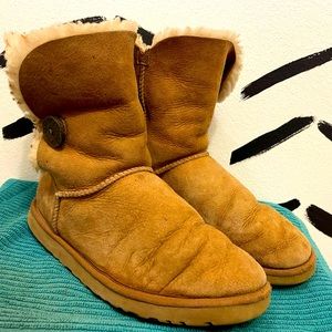 Chestnut Bailey Button UGGS